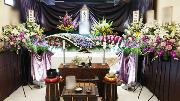 奥様が一番好きだったひまわりや季節の花々で祭壇を装飾いたしました